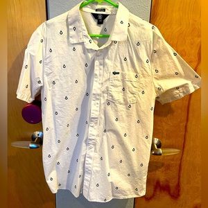 Fun casual button down Volcom shirt